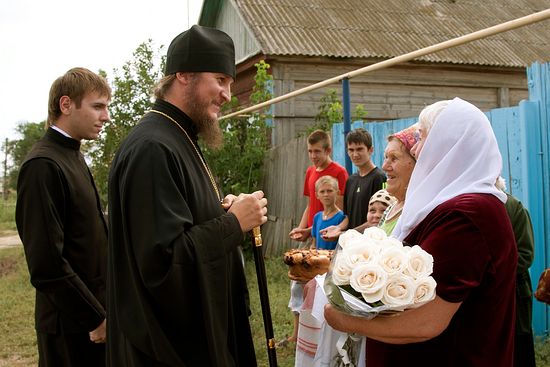 Народ Божий встречает владыку. Фото: А.Яновский 