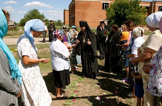 Владыка благословляет народ. Балаковское благочиние, Июль, 2012 г. Фото: А.Яновский