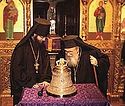 От лица всей Православной Церкви в Америке архимандрит Закхей вручил колокол Архиепископу Димитрию, Главе Греческой Православной Архиепископии в Америке