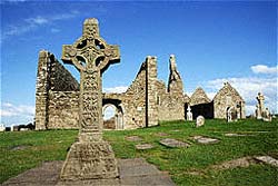 Древний кельтский крест и руины монастыря в Ирландии (фото: Corbis)