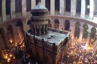 Схождение Благодатного огня в храме Гроба Господня, 2002 г. (AP Photo/Elizabeth Dalziel) 