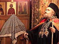 Патриарх Иерусалимской Православной Церкви Ириней у пустого кресла Ясира Арафата в базилике Рождества в Вифлееме. Фото: Yahoo! News