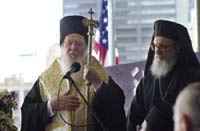 Патриарх Варфоломей на обломках храма в Нью-Йорке (AP Photo/Ed Bailey)