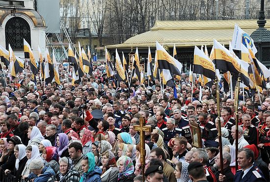 Молебен в защиту веры, поруганных святынь, Церкви и ее доброго имени перед Храмом Христа Спасителя 22 апреля 2012 года. Фото: Патриархия.ru