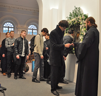 Учащиеся Сретенской духовной семинарии прикладываются к иконе Казанской Божией Матери на выставке "Православная Русь".