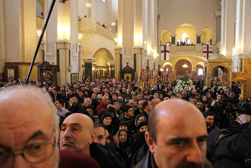 Верующие в соборе Святой Троицы, Тбилиси. Фото: Заза Мамулашвили