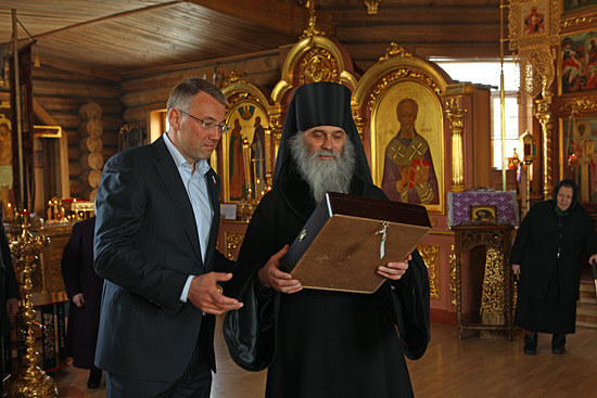 Сенатор от Ненецкого округа Игорь Кошин передает епископу Иакову икону месточтимого святого Никодима. Фото: Альберт Людвиг.