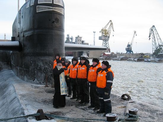 Иеромонах Вениамин (Ковтун) совершает молебен на подводном ракетном крейсере «Верхотурье»
