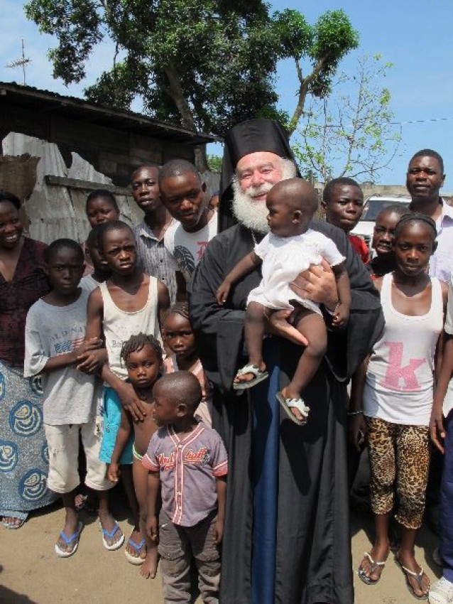 Патриарх с юными православными конголезцами. Постройка из досок находится прямо напротив церкви Вознесения  в бедном квартале Пуэнт-Нуара