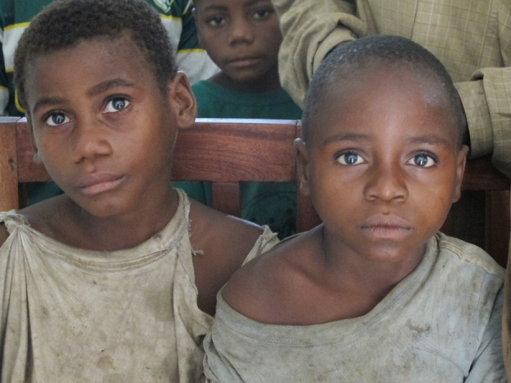 Дети Импфондо. Небольшой рыбацкий город, затерянный в лесах на севере страны.