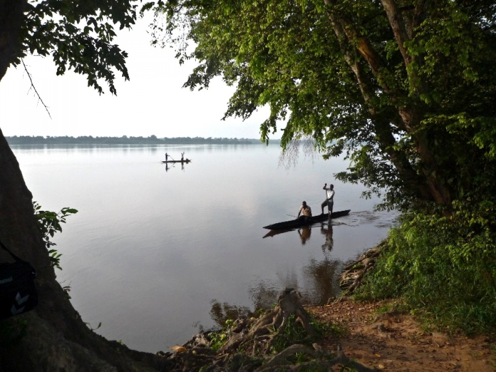 Рыбаки в Импфондо. Пироги выдалбливаются из целого ствола, и надо уметь удержать их в равновесии, что непросто.