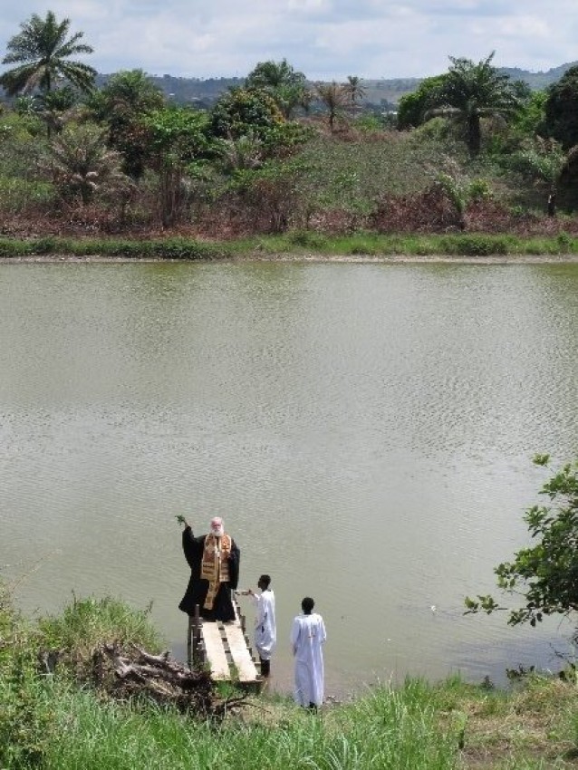 Александрийский Патриарх Феодор II освящает озеро. Территория монастыря