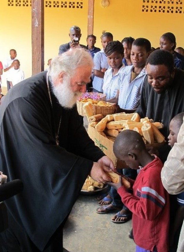 Раздача сандвичей в детском доме. Патриарх Феодор и настоятель церкви св. Ирины в Долизи о. Димитрий раздают сандвичи воспитанникам детского дома. Это был «фуршет» в честь посещения Патриархом детского приюта