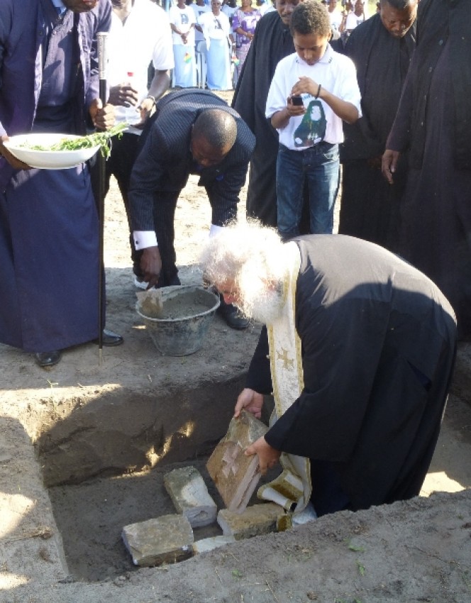 Закладка первого камня клиники в честь святых бессребреников Космы и Дамиана в пригороде Пуэнт-Нуара, район Нзасси 