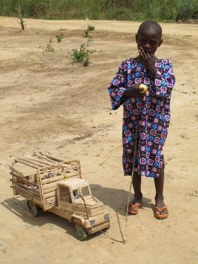 С машинкой из лозы. Как говорится, голь на выдумки хитра; в Конго ничего не пропадает, вот из лозы сплели машинку; а еще делают такие из проволоки, из крышек от бутылок – все идет в ход