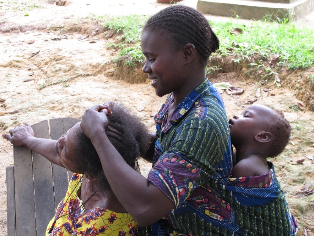 Плетение косичек. Плести косички, хотя бы самые простые, умеет каждая конголезка. Есть в этом деле и «высший пилотаж», когда прическа держится одну – две недели