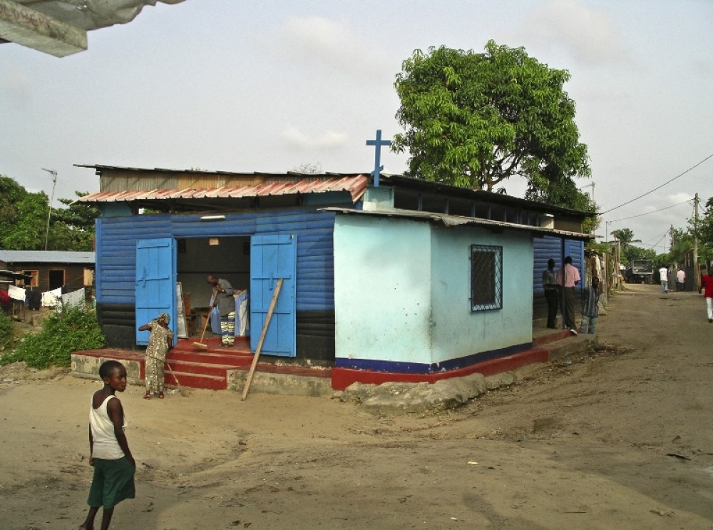 Церковь св. Спиридона Тримифунтского в Луеги, Браззавиль. Храм пока из досок, потом с Божьей помощью построим каменную.
