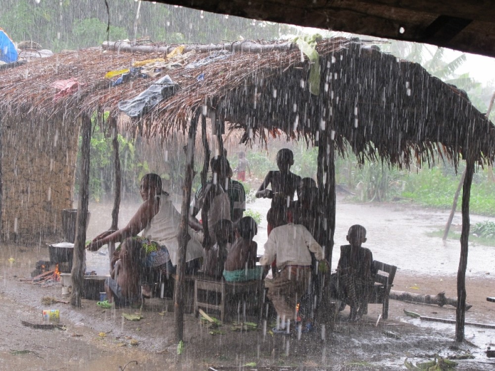 Дождь в деревне. Сзади виден глинобитный дом, а это кухня – легкий навес рядом с домом. Такой дом используется только для сна, гостей принимают перед домом, обычно под развесистым деревом манго или авокадо. Фруктовое дерево – неотъемлемая часть каждого двора.
