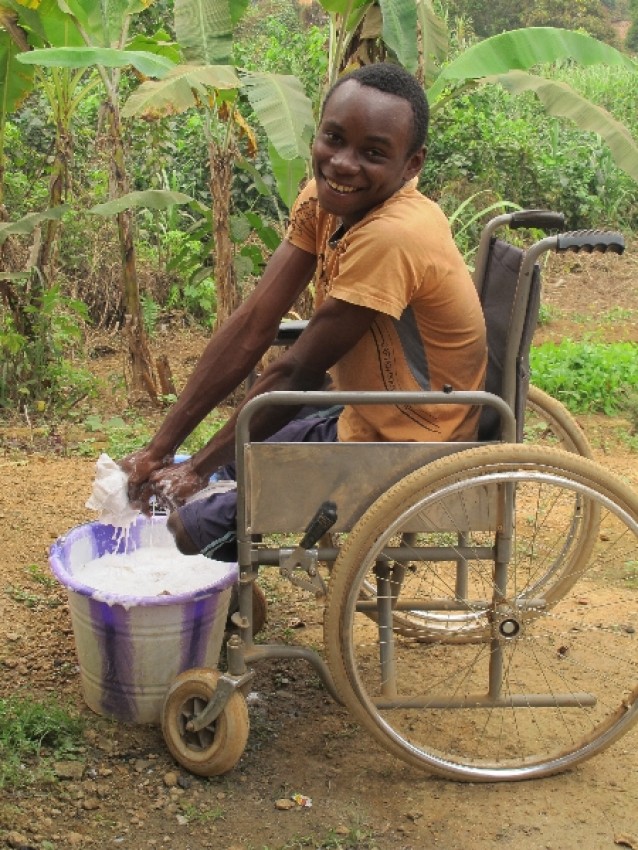 Инвалид Базиль (по нашему Василий) из Долизи. Базиль недавно скончался. Отношение к инвалидам здесь терпимое: их не унижают, не гонят, но и помогать особо не могут. О. Теолог заботился об этом мальчике, старался, чтобы его привозили в храм почаще, чтобы он мог помолиться со всеми, причаститься. 
