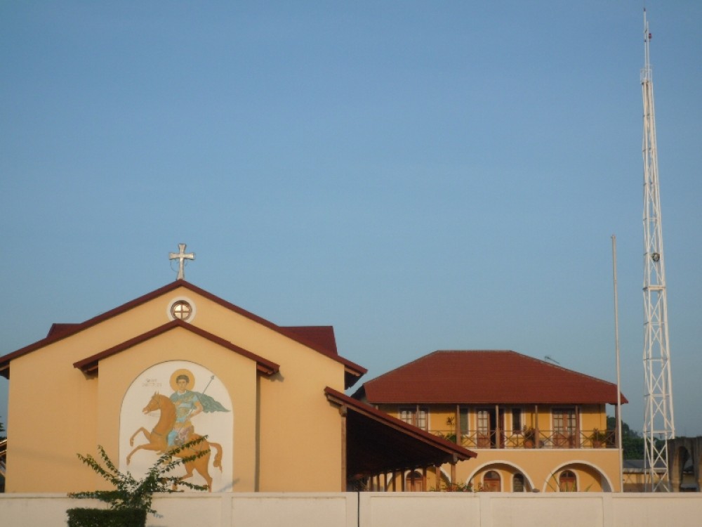 Церковь св. Димитрия Солунского. Многие боятся проходить мимо: «а вдруг стукнет копьем?». Сзади дом о. Теолога (на этаже), внизу библиотека и приемная епархии. Также видна антенна радиостанции «Голос Православия».