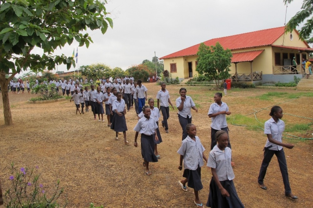 Дети спешат на занятия. Школа «Свет народов», Долизи.