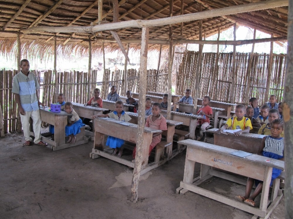 Занятия в сельской школе Луеги. Обстановка самая аскетическая 