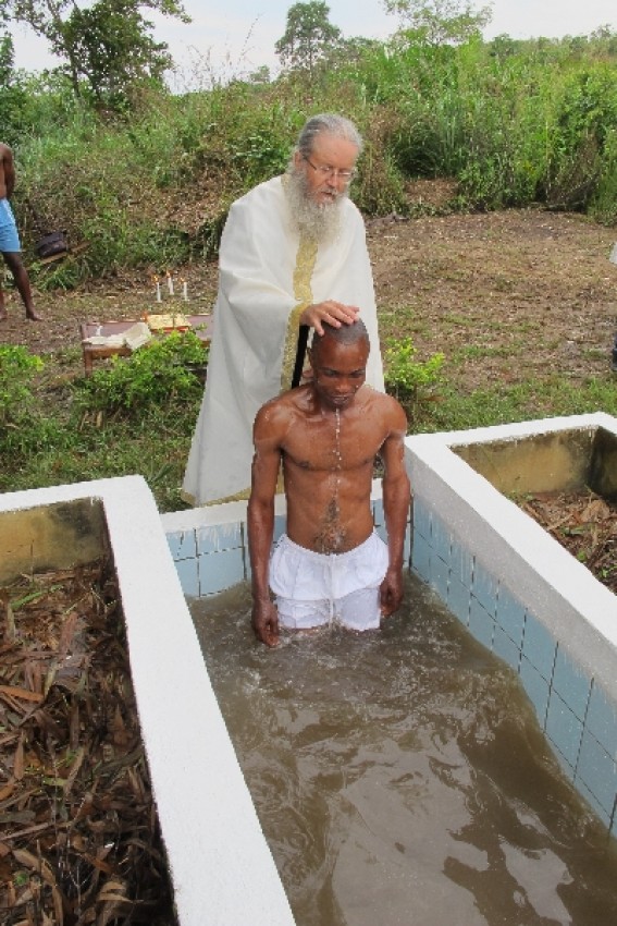Крещение в Импфондо. Церковь еще строится, а крестильня уже в действии.