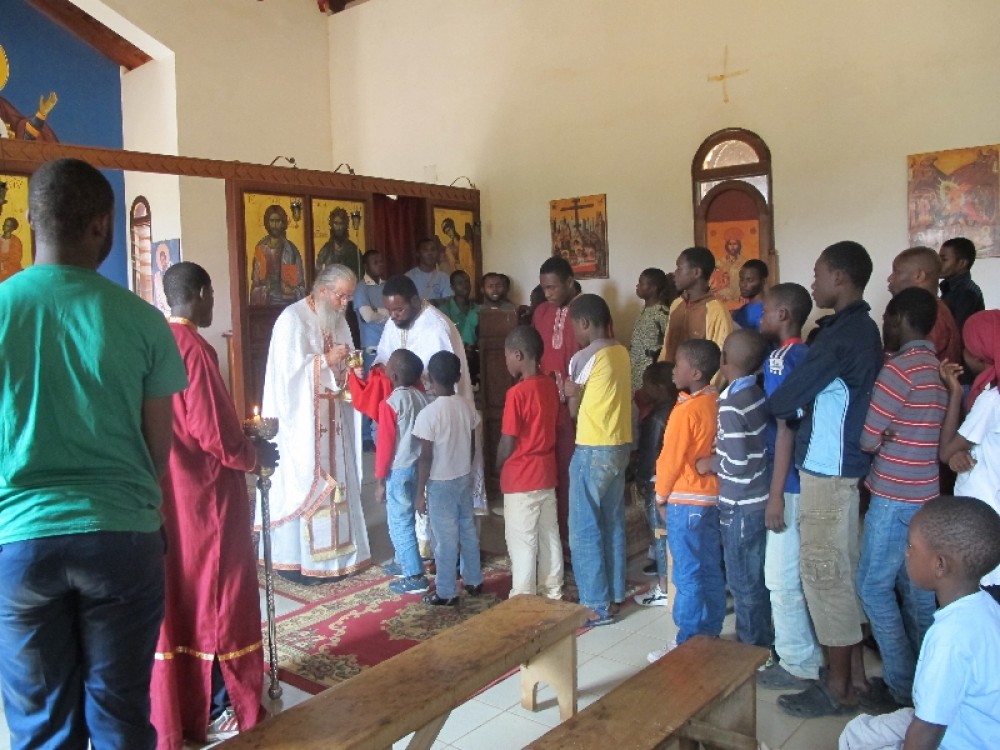 Причастие в церкви св. Ирины, Долизи. Вначале причащаются самые маленькие (когда есть – грудные), затем дети постарше, потом мужчины, в конце – женщины. Все мирно встают в очередь, без толкотни и споров.