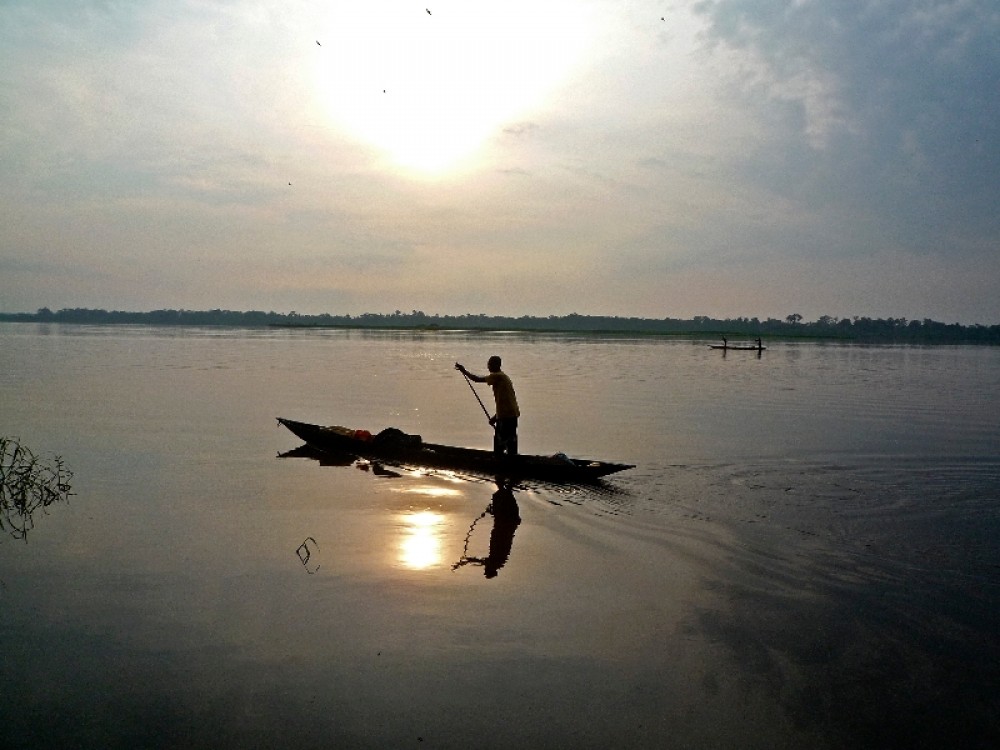 Вечерний лов в Браззавиле. Браззавиль. Рыбаки выходят на вечерний лов с каждой стороны реки. Браззавиль и Киншаса – две самые близко расположенные столице в мире, их разделяет только река Конго шириной до 5 км.