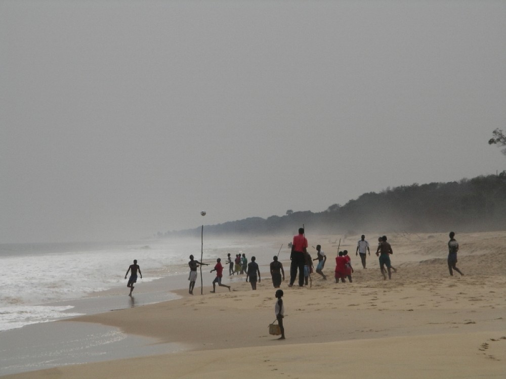 «Дикий пляж» Пуэнт-Нуара. Здесь всегда большие волны; купаться опасно: может унести течением, а вот поиграть – можно!