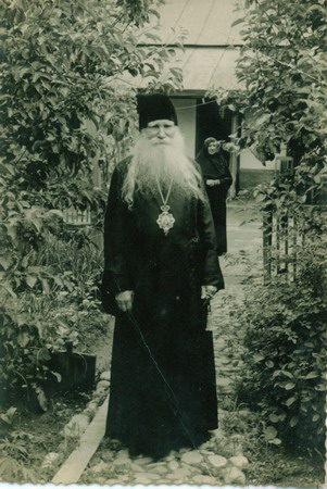 Митрополит Николай в саду