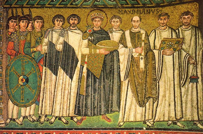 Святой император Юстиниан со своим окружением. Мозаика
