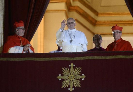 Новоизбранный Папа Римский Франциск I на балконе Собора святого Петра.