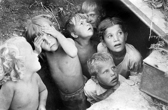 Дети Сталинграда прячутся от налёта. 1942 г. Фото: Л.И. Конов