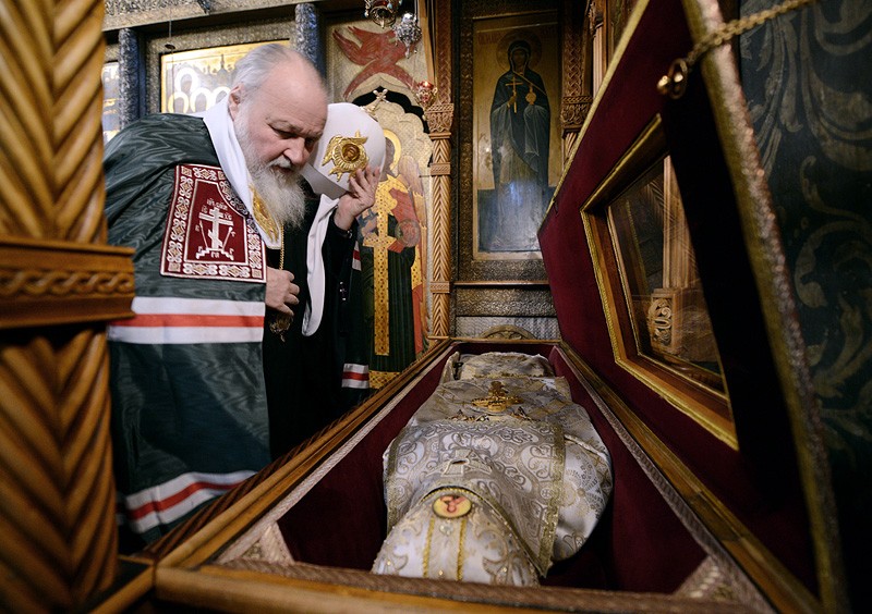 У мощей сщмч. Илариона. Фото: К. Новотарский / Патриархия.Ru
