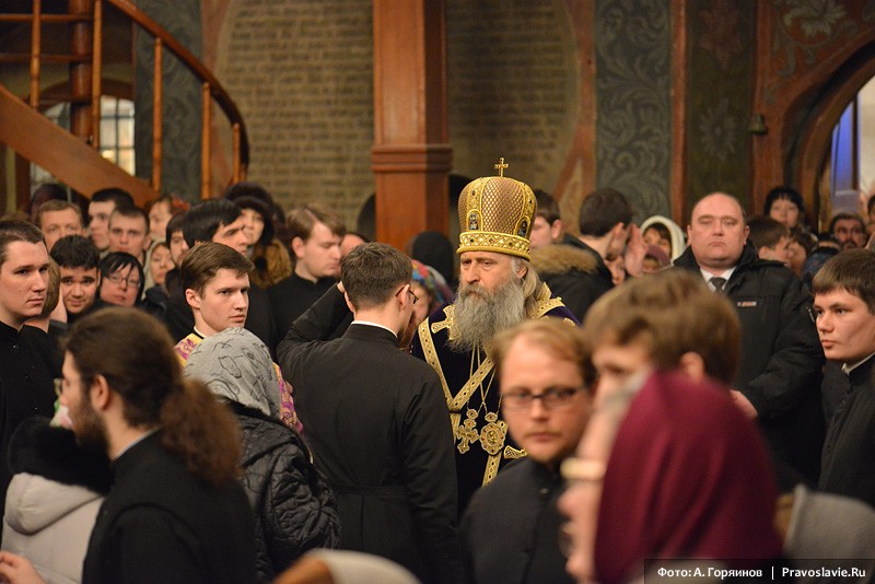 Помазание нврода совершает архиепископ Сергиево-Посадский Феогност. Фото: А. Горяинов / Православие.Ru
