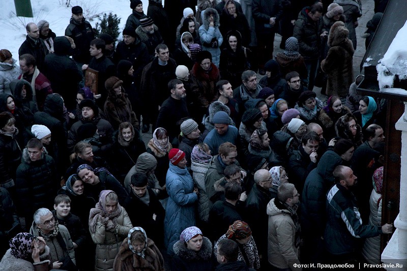 Народ перед входом в храм. Фото: И. Правдолюбов / Православие.Ru