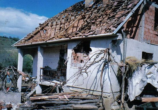 Кућа Живка Мицића после напада НАТО бомбардера