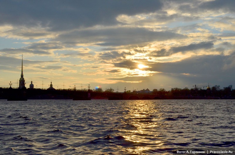 Набережная Невы. Силуэт Петропавловского собора. Фото: А.Горяинов / Православие.Ru