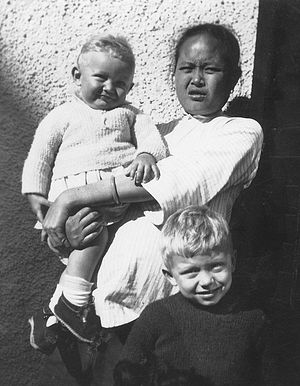 Дети Савицкого с няней в Гонконге. Старший Кирилл, на руках Никита (+1998)