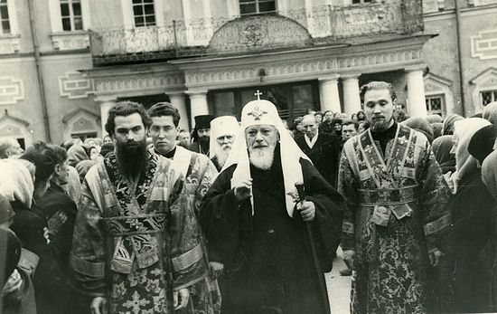 Святейший Патриарх Московский и всея Руси Алексий I (Симанский) с иподиаконами. Слева: будущий митрополит Питирим (Нечаев)
