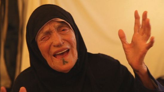 Этой женщине сто лет. Вынужденная оставить свою страну, теперь она находится в лагере для беженцев в Иордании. Joseph Eid/AFP/Getty Images