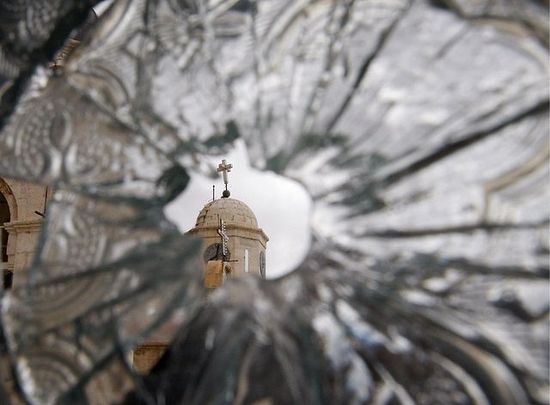 Разбитое окно Седнайского монастыря. 2012 г.