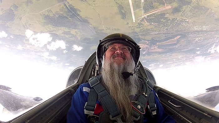 Игумен Иов в небе вниз головой во время выполнения фигуры высшего пилотажа «бочка» на самолете Л-39