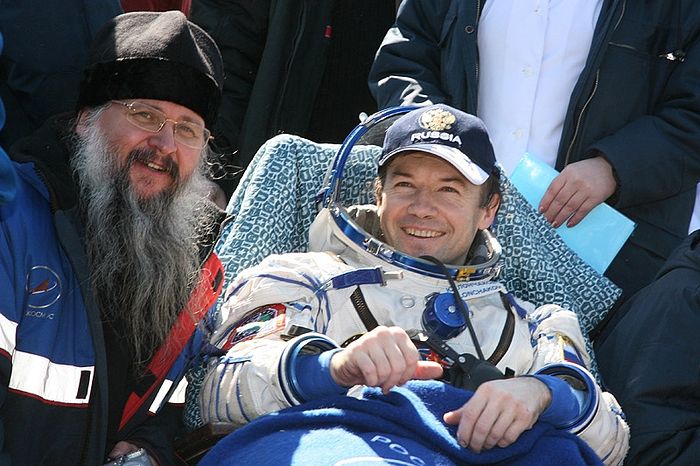 Отец Иов и космонавт Юрий Лончаков сразу после приземления. Казахская степь