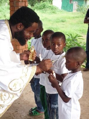 Крещение малышей в Долизи, Конго
