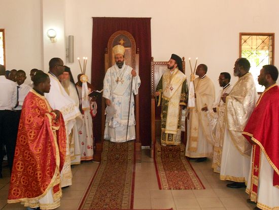 На интронизации собрались батюшки со всех конголезских приходов. В центре архиепископ Камеруна Георгий (в белом), справа от него еп. Пантелеимон