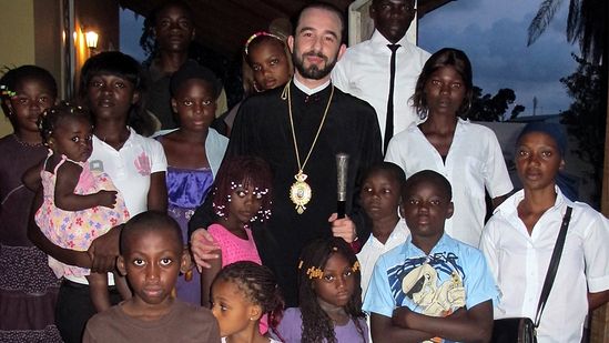Епископ Конго и Габона Пантелеимон с верующими африканцами