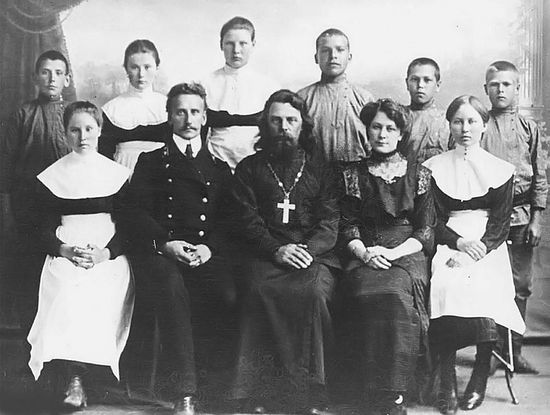 Протоиерей Сергий Флоринский с преподавателями и воспитанниками церковно-приходской школы.