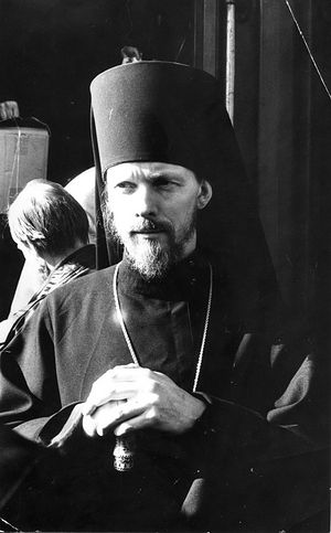 Вологда, апрель 1993 г. Епископ Максимилан на вокзале